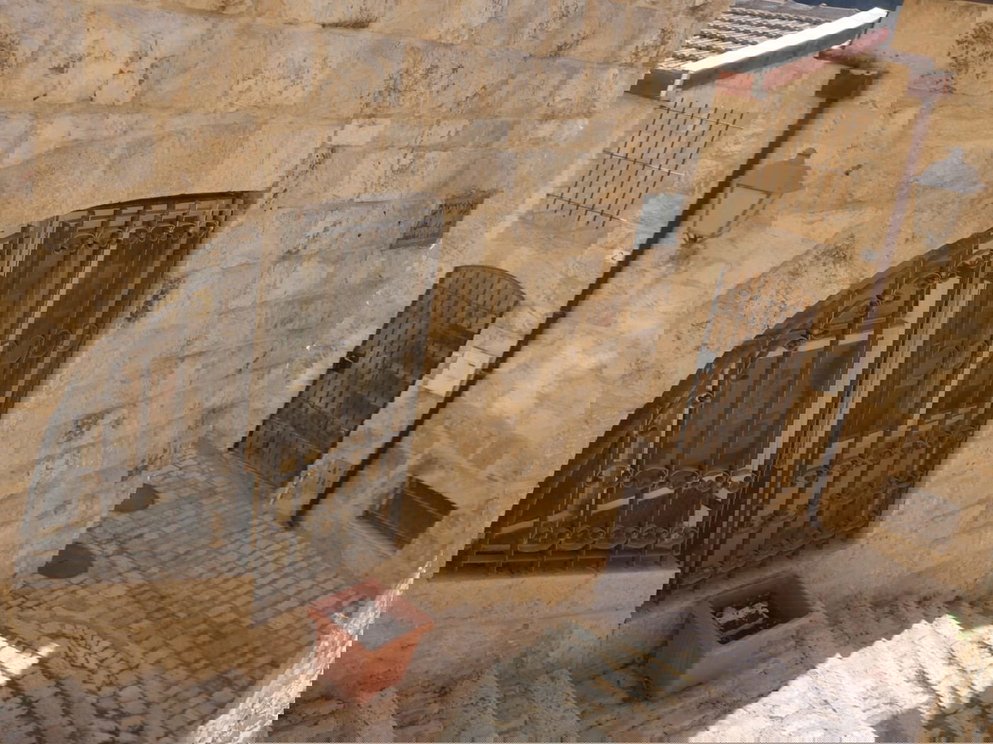 סיור שונה בשכונה הציורית 'ימין משה' • צפו