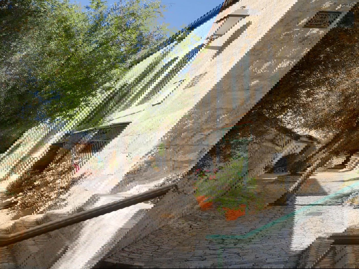 סיור שונה בשכונה הציורית 'ימין משה' • צפו