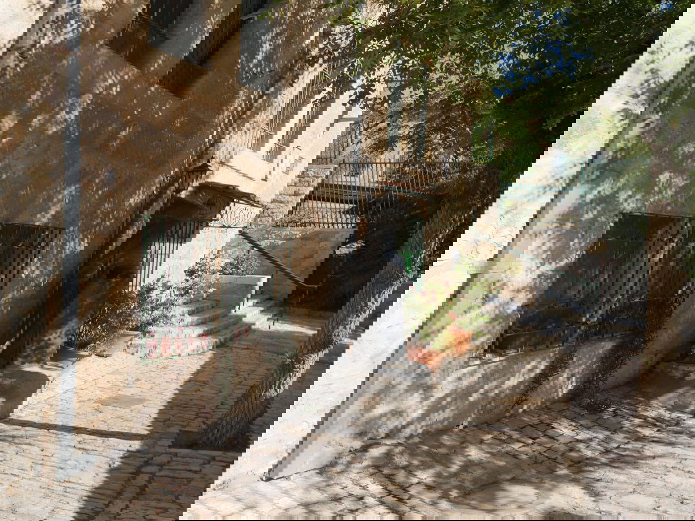 סיור שונה בשכונה הציורית 'ימין משה' • צפו