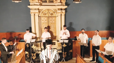 יקי לאער ומקהלה בקבלת שבת מוזיקלית