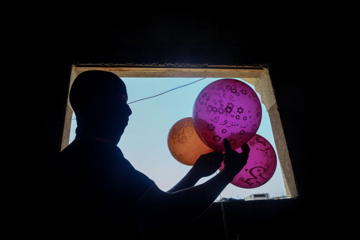 בצל ההסלמה: כך מכינים את בלוני התבערה