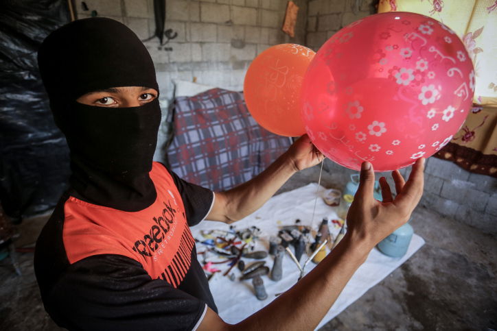 בצל ההסלמה: כך מכינים את בלוני התבערה