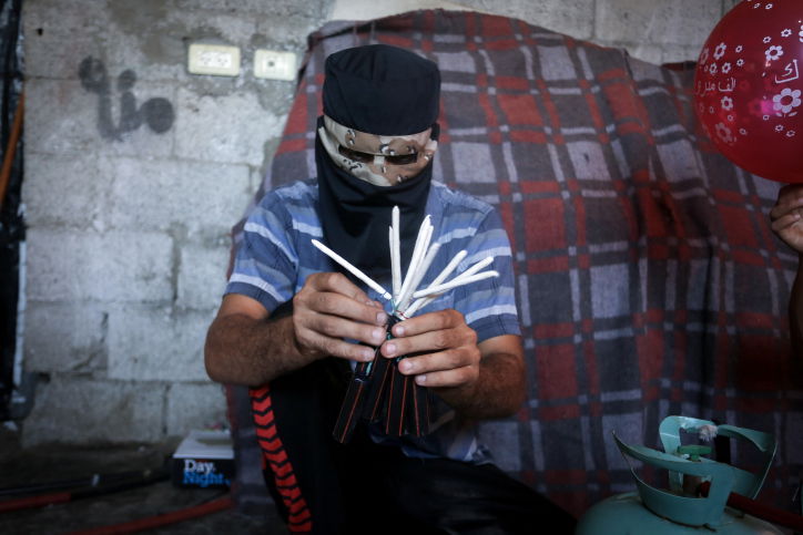 בצל ההסלמה: כך מכינים את בלוני התבערה