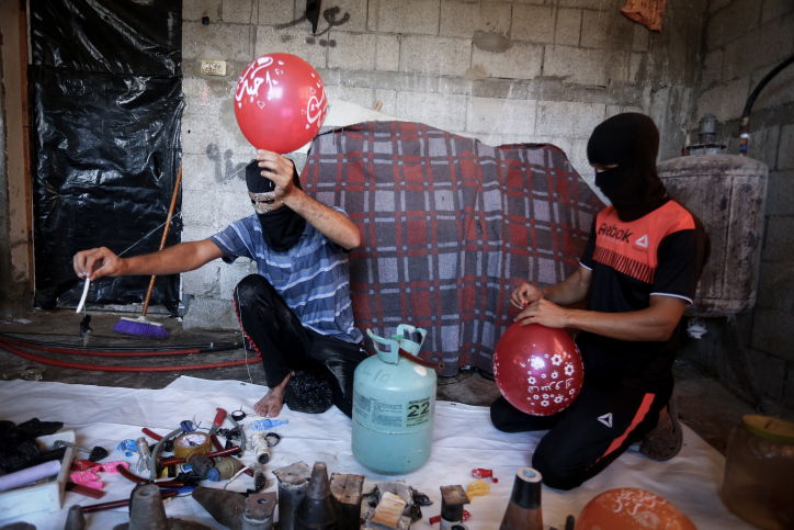 בצל ההסלמה: כך מכינים את בלוני התבערה