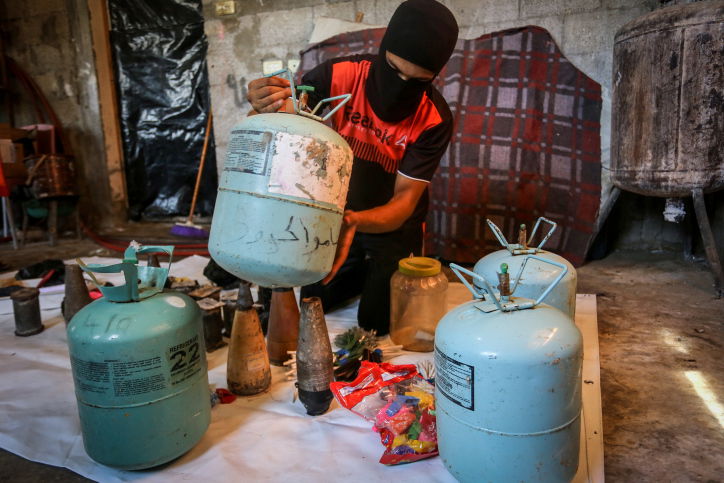 בצל ההסלמה: כך מכינים את בלוני התבערה