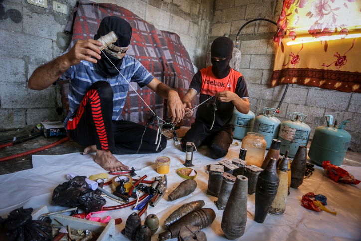 בצל ההסלמה: כך מכינים את בלוני התבערה