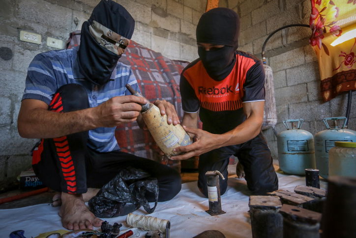 בצל ההסלמה: כך מכינים את בלוני התבערה