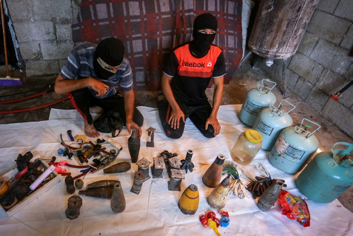 בצל ההסלמה: כך מכינים את בלוני התבערה