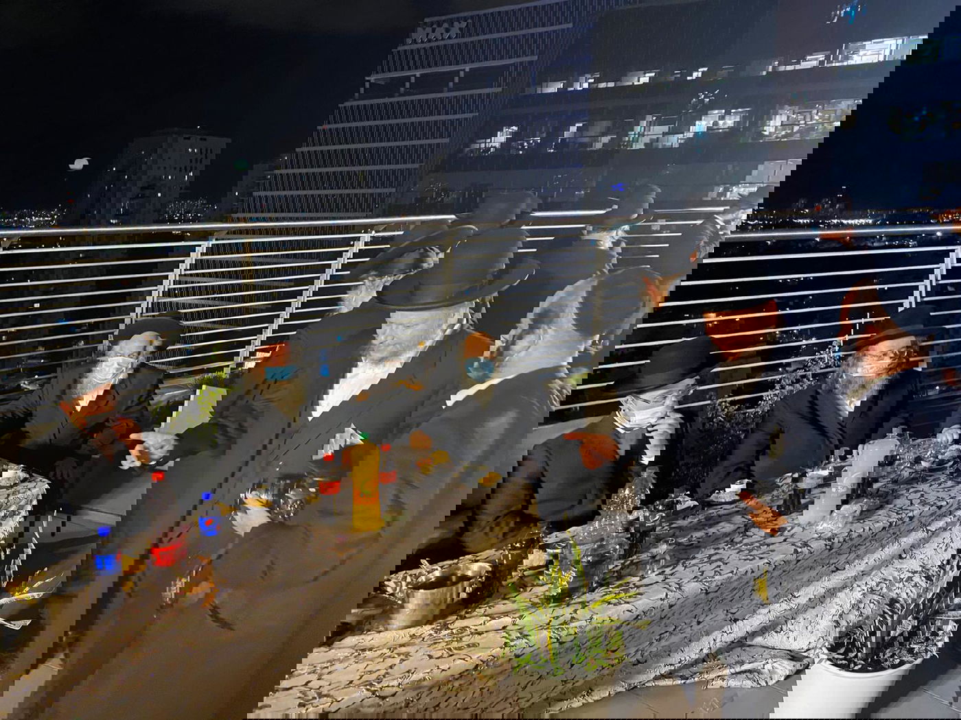 אחרי שהחלים מהקורונה: החזן איצ'ה מאיר הלפגוט אירס את בנו • צפו