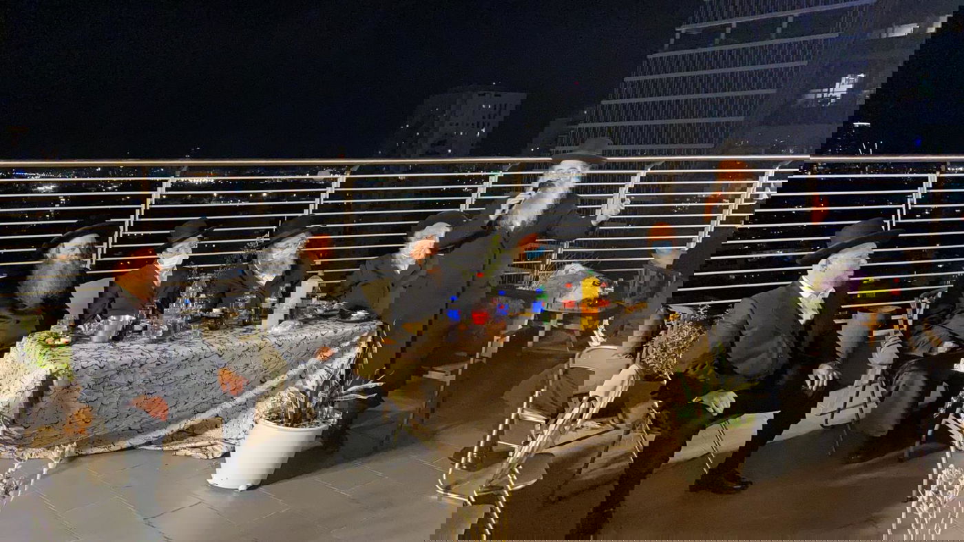 אחרי שהחלים מהקורונה: החזן איצ'ה מאיר הלפגוט אירס את בנו • צפו