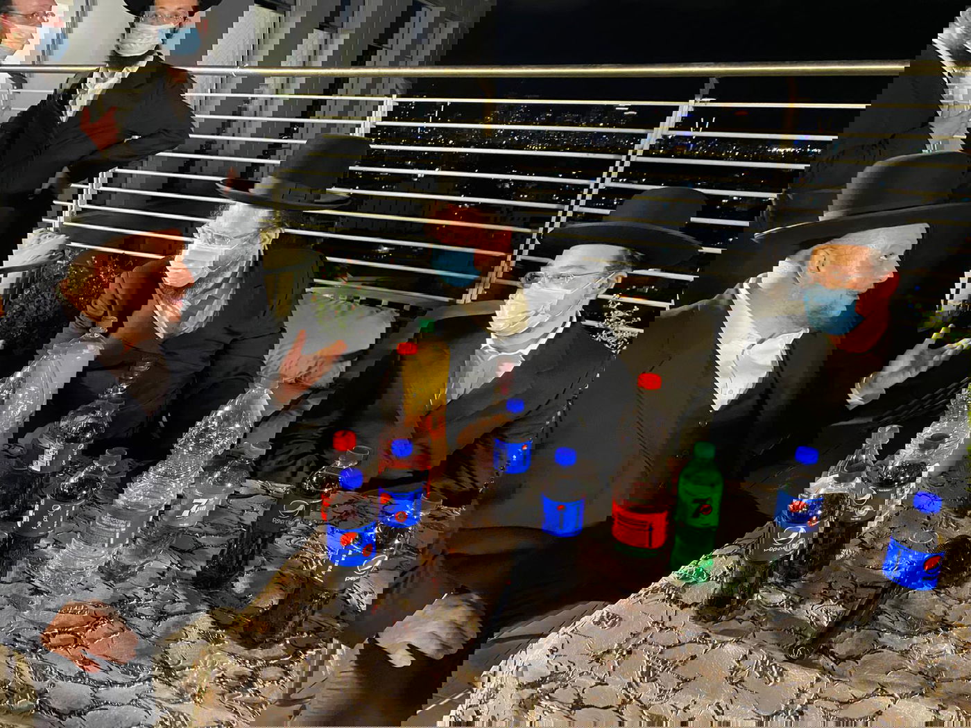 אחרי שהחלים מהקורונה: החזן איצ'ה מאיר הלפגוט אירס את בנו • צפו