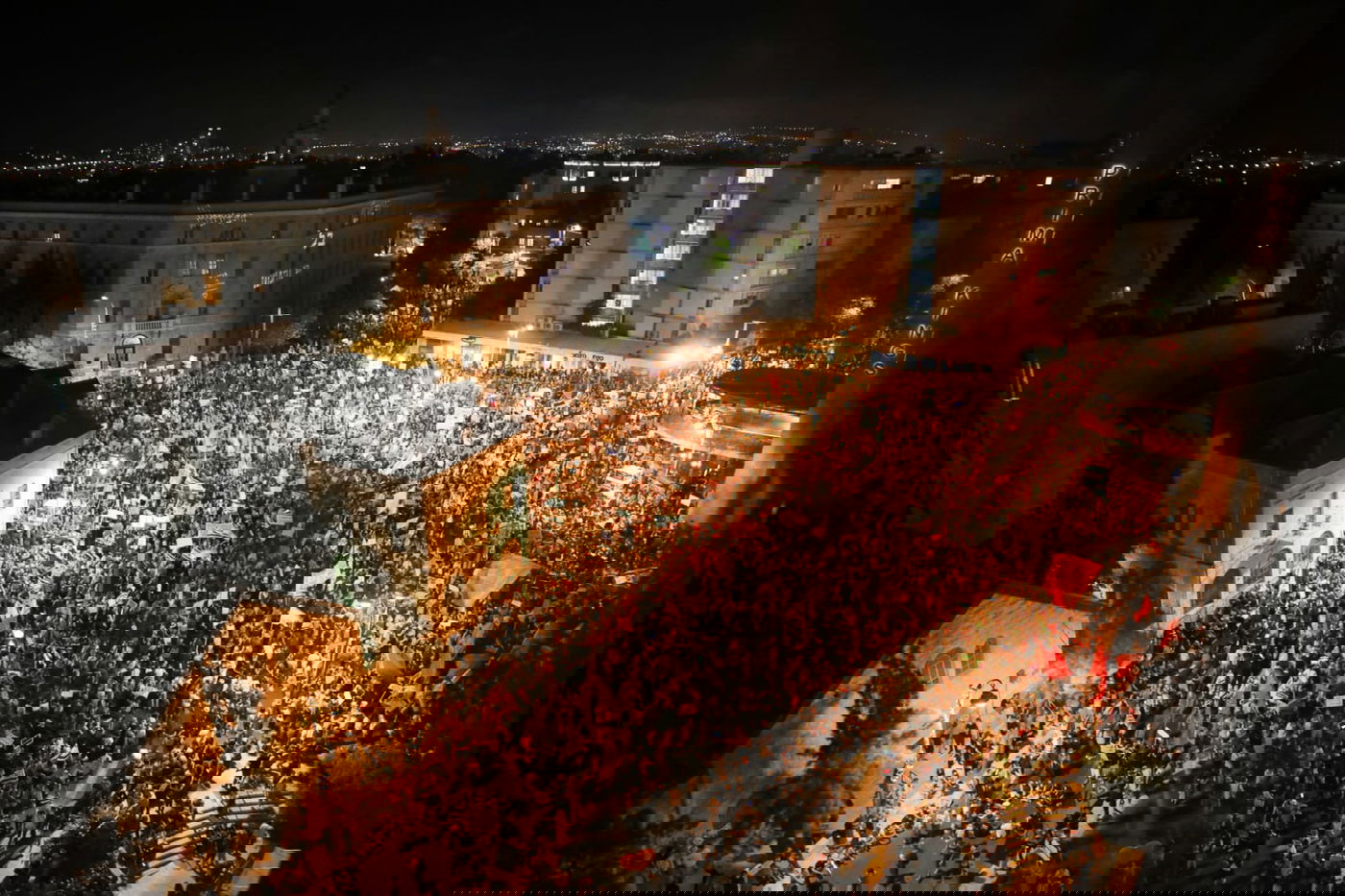 כ-15,000 הפגינו נגד נתניהו; שלושה נעצרו