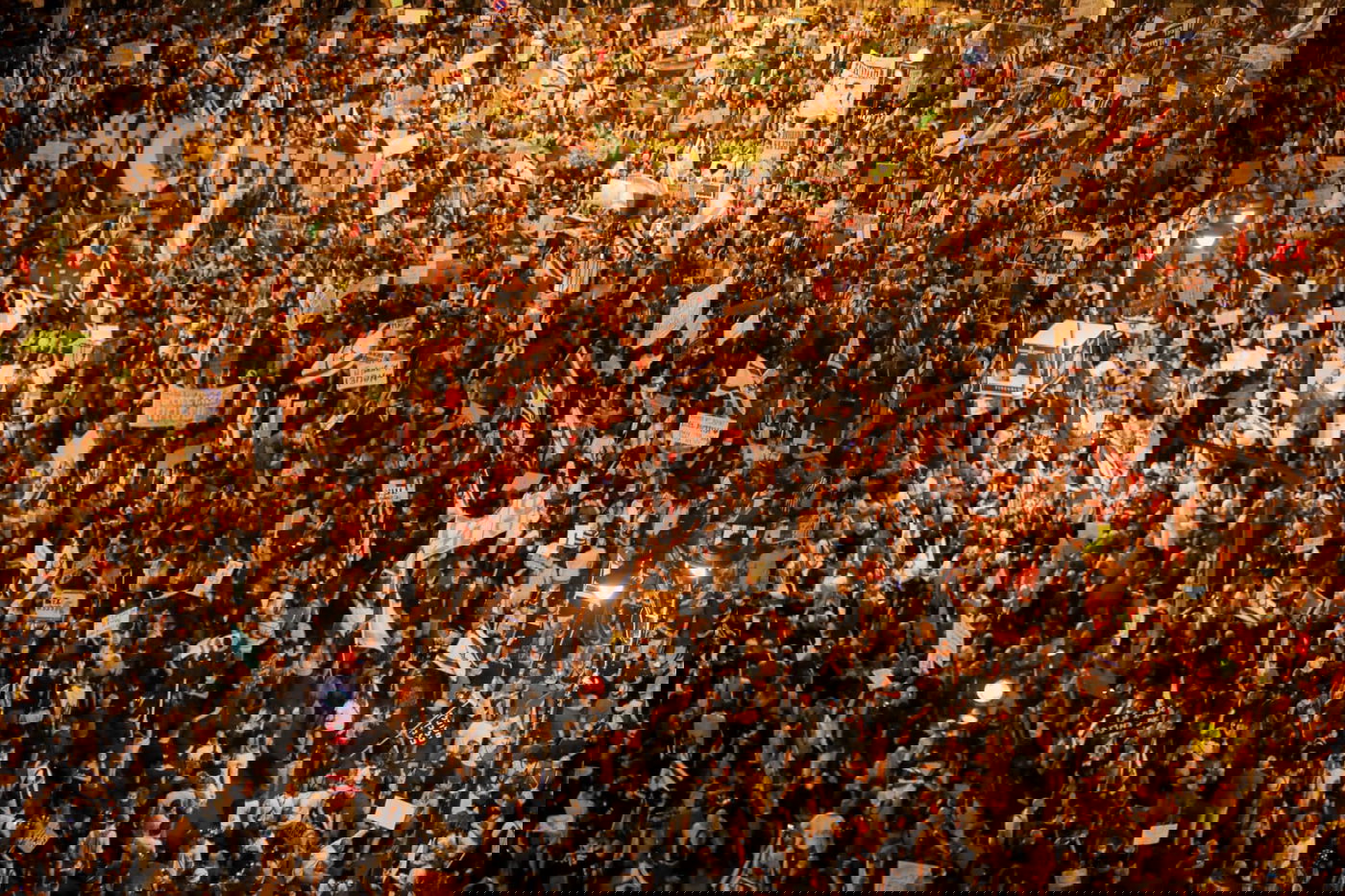 כ-15,000 הפגינו נגד נתניהו; שלושה נעצרו