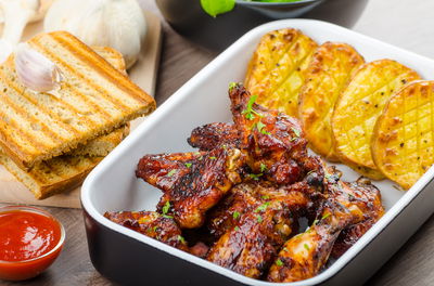 כנפיים בתנור עם ציפוי פיקנטי מתקתק