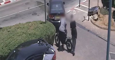 שני חשודים תועדו פורצים לדירה וגונבים רכוש