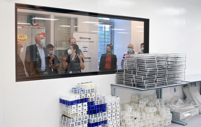 גנץ חתם על הסכם: מספר הבדיקות יוכפלו