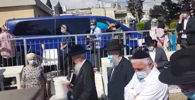 בני מרן בראשות הגר"ד יוסף עלו לקבר אמם ע"ה. צפו