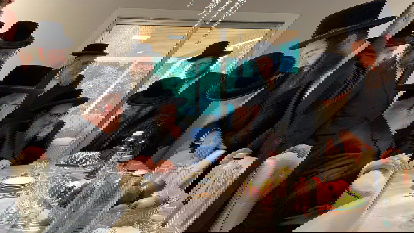 הרבי מקאליב ביקר בבתי האדמו"רים. תיעוד