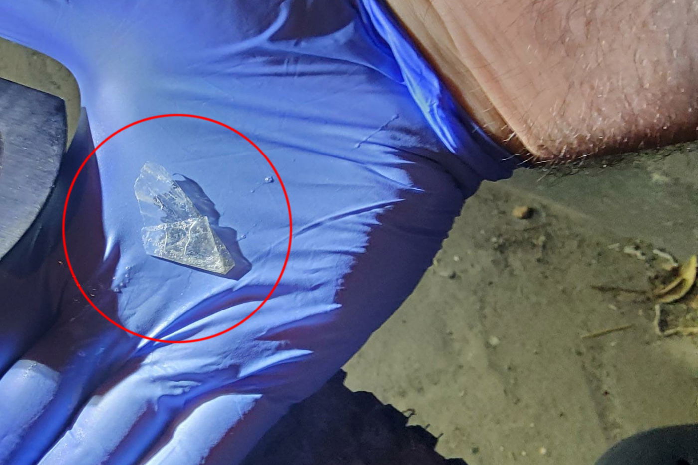 חתיכת הדבק סלוטייפ שחולץ