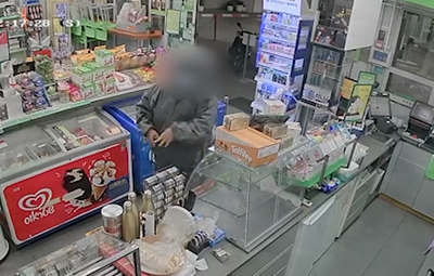 צפו: שודד מאיים על המוכרת עם... אקדח צעצוע