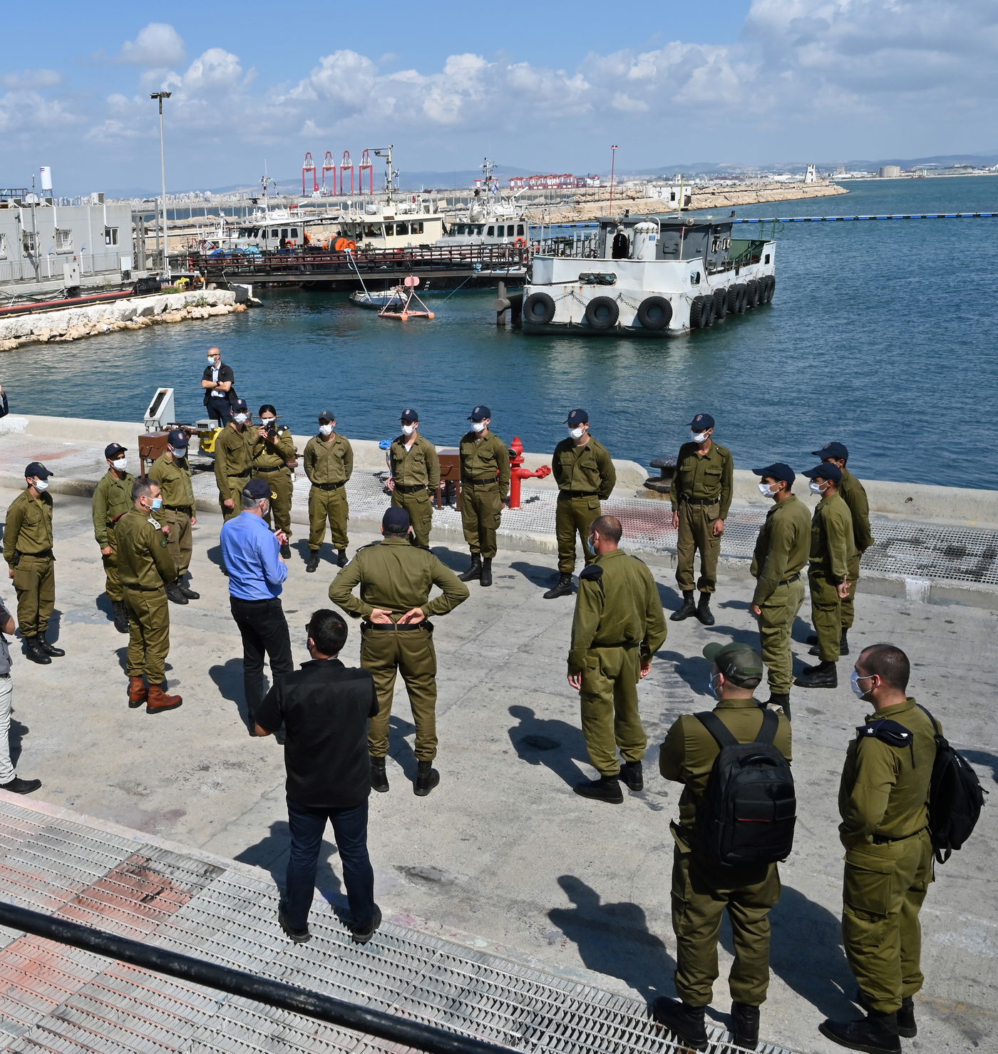 השר בני גנץ ביקר בבסיס חיל הים בחיפה • צפו
