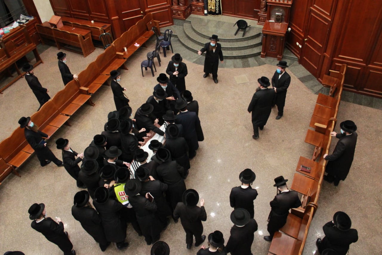 מיטת האדמו"ר מסאדיגורא בביהמ"ד בב"ב