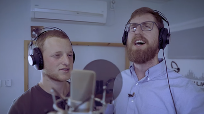 יצחק מאיר ואחי הנערה שנרצחה מרגשים