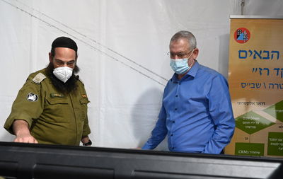 הערב: שר הביטחון גנץ יעבור טיפול רפואי