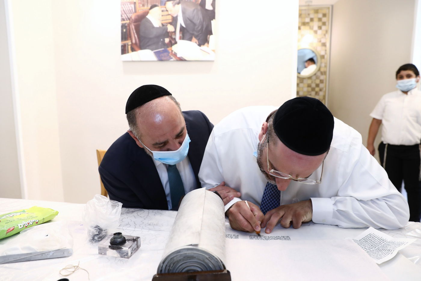 משפחת אזולאי כתבה ס"ת לע"נ אביהם ר' דוד אזולאי ז"ל