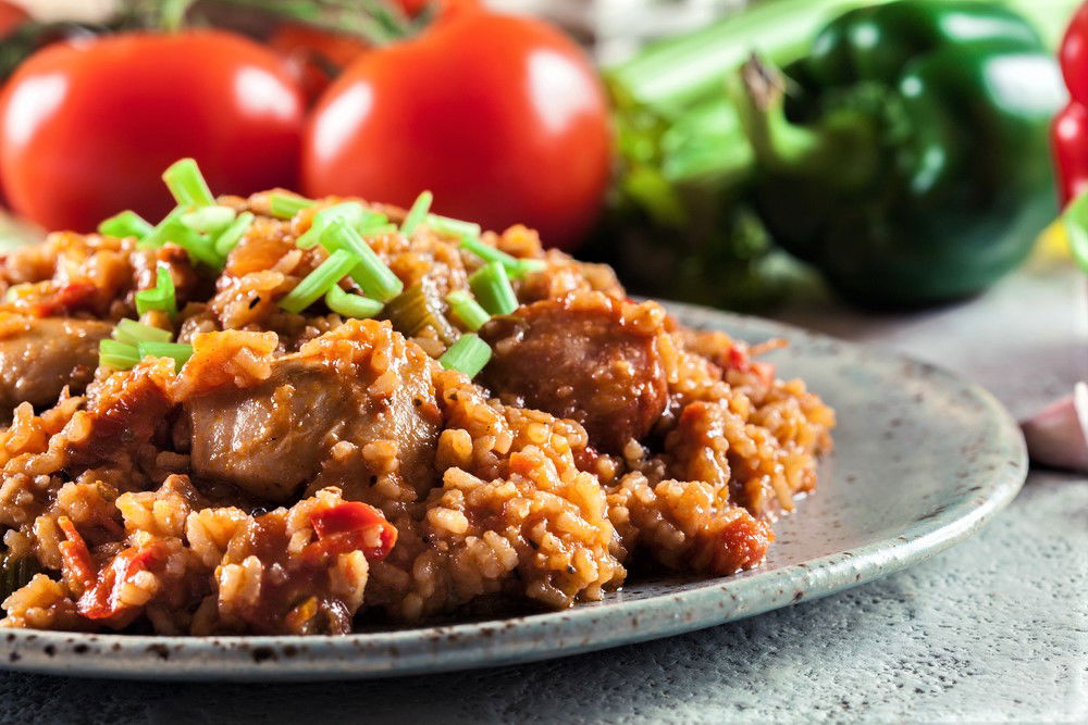 ג'מבליה. תבשיל אורז עם עוף וירקות מניו אורלינס