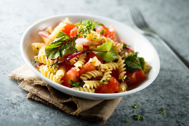 פסטה פרימוורה עם מלא ירקות וצבעוניות שקשה לעמוד בפניה