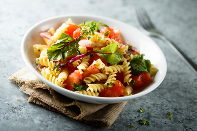 פסטה פרימוורה עם מלא ירקות וצבעוניות שקשה לעמוד בפניה