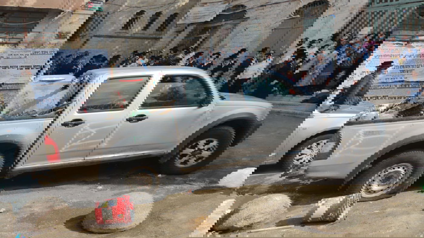 באו להוריד דגלי פלסטין במאה שערים; מפתח רכבם נעלם