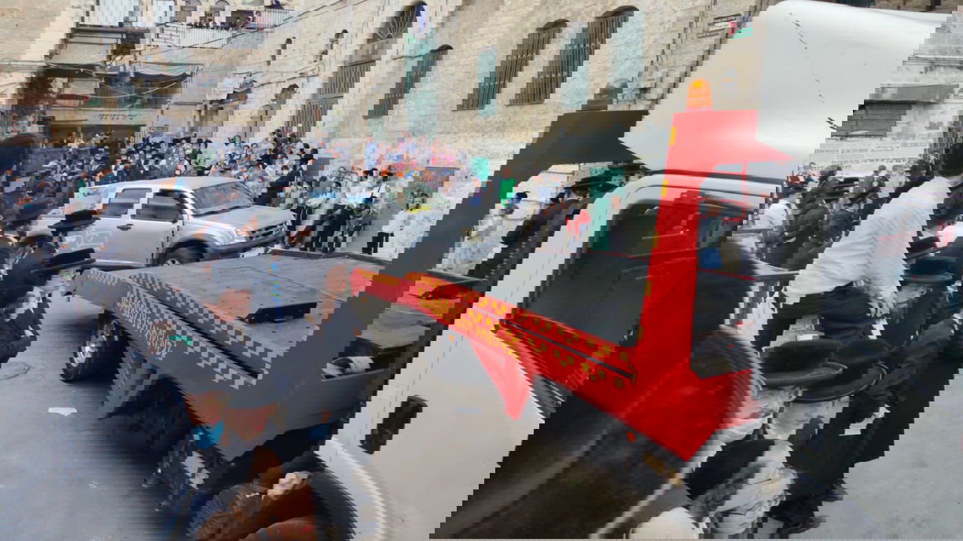 באו להוריד דגלי פלסטין במאה שערים; מפתח רכבם נעלם