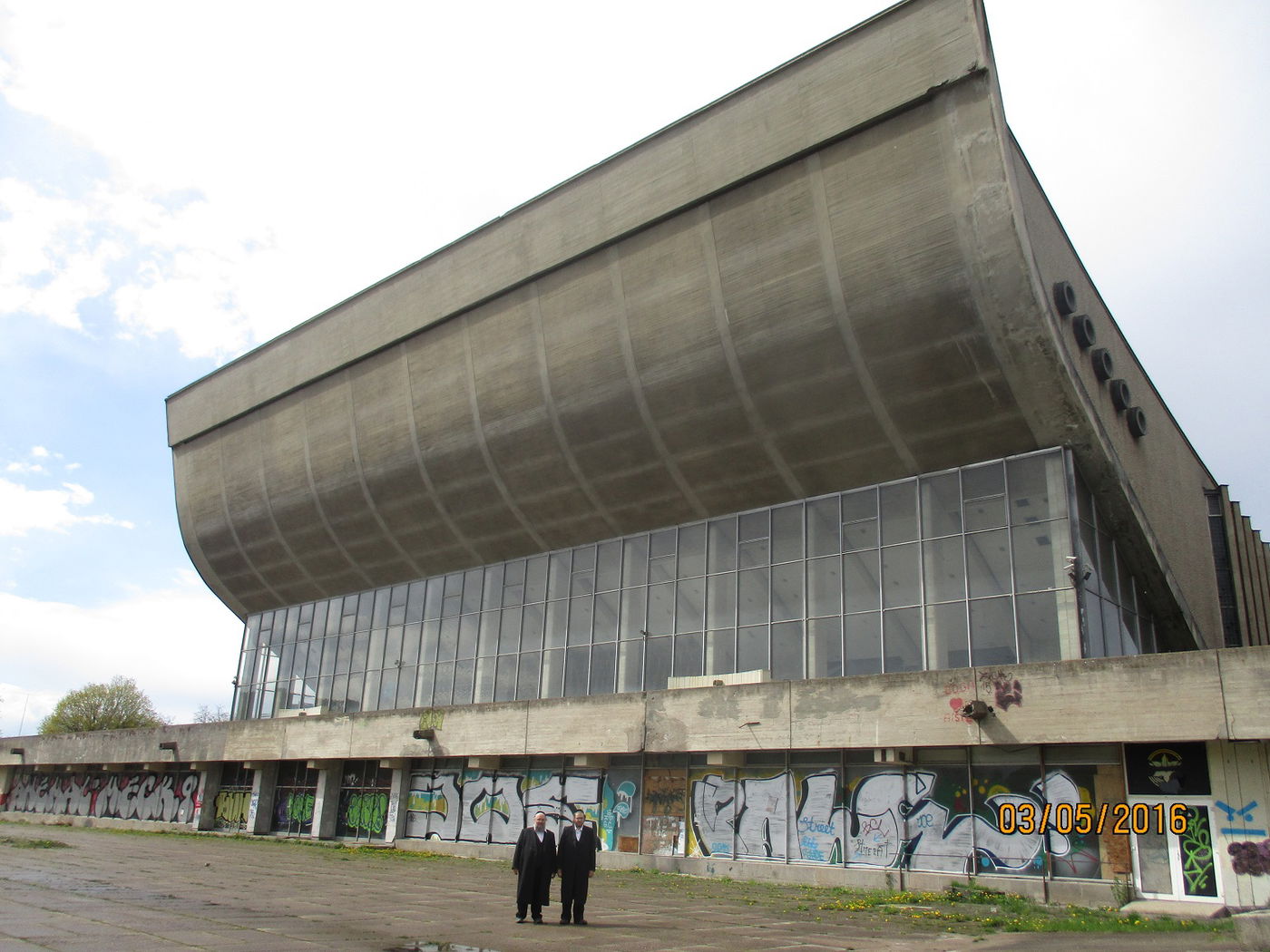 הרב גינסברג ליד המבנה הקיים כבר שנים במקום
