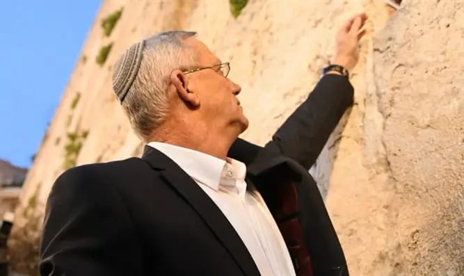 ניתוח הגב של שר הביטחון עבר בהצלחה