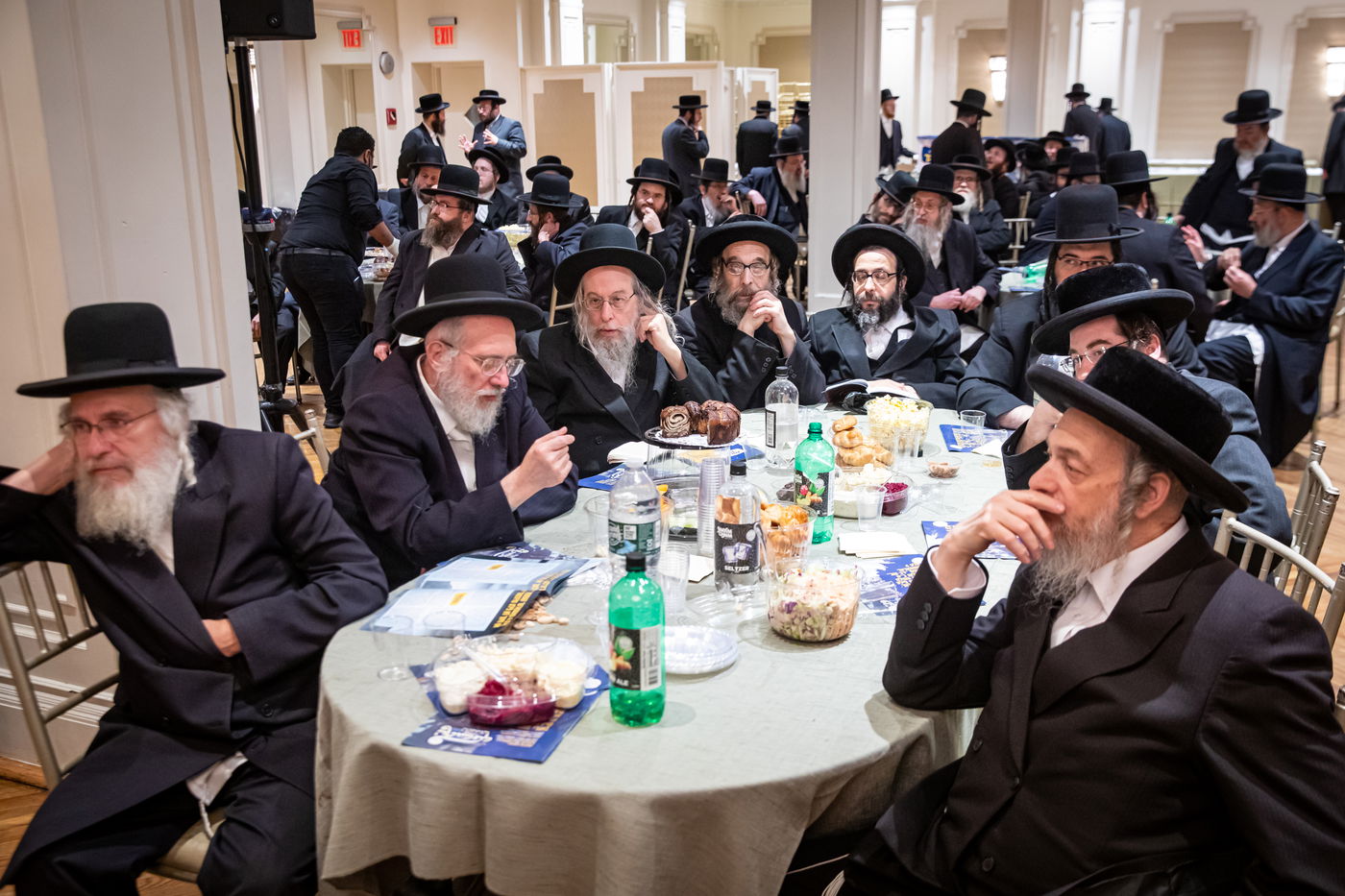 העשירים של סאטמר במגבית עבור ילדי מחנות הקיץ