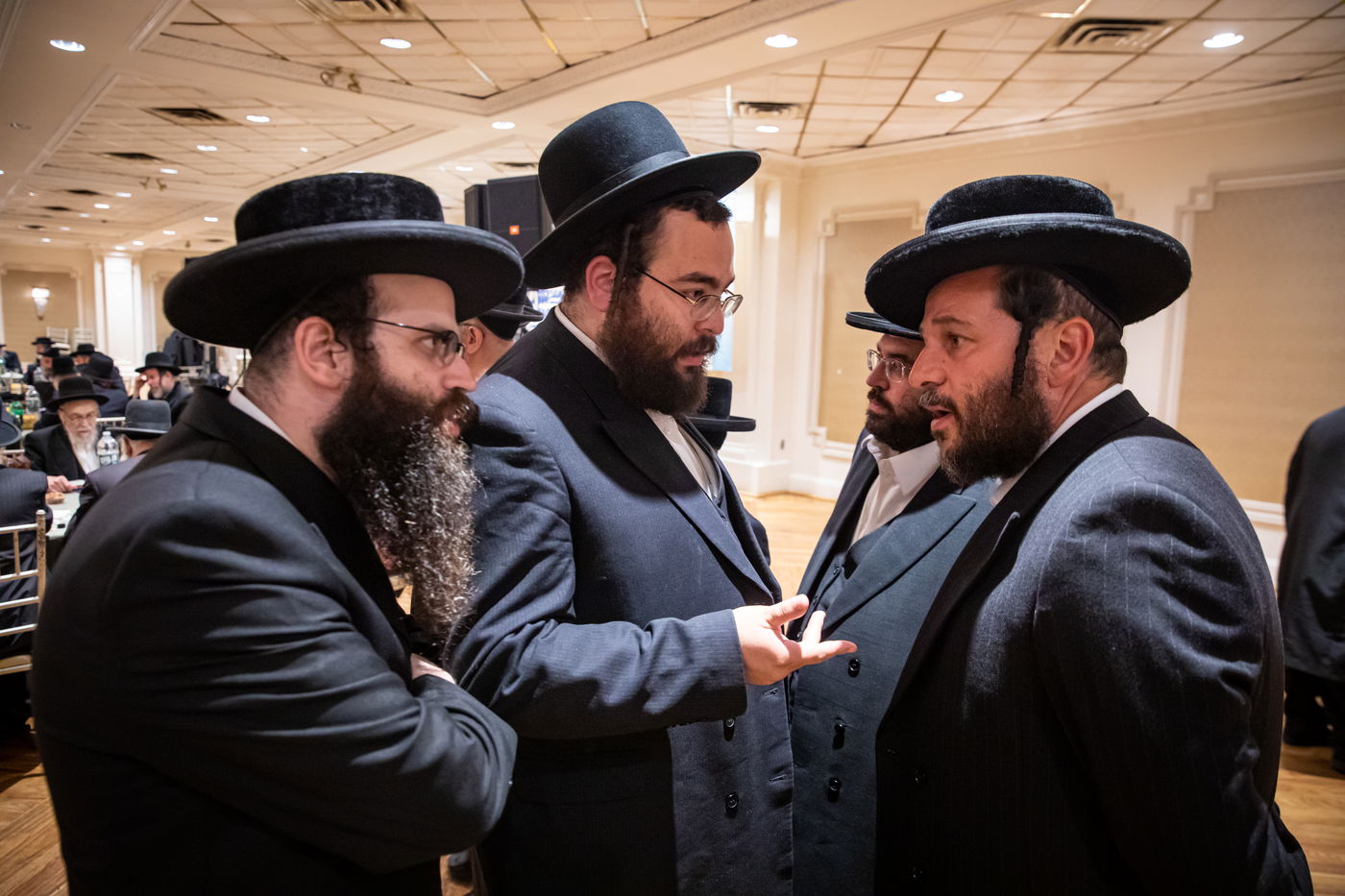 העשירים של סאטמר במגבית עבור ילדי מחנות הקיץ