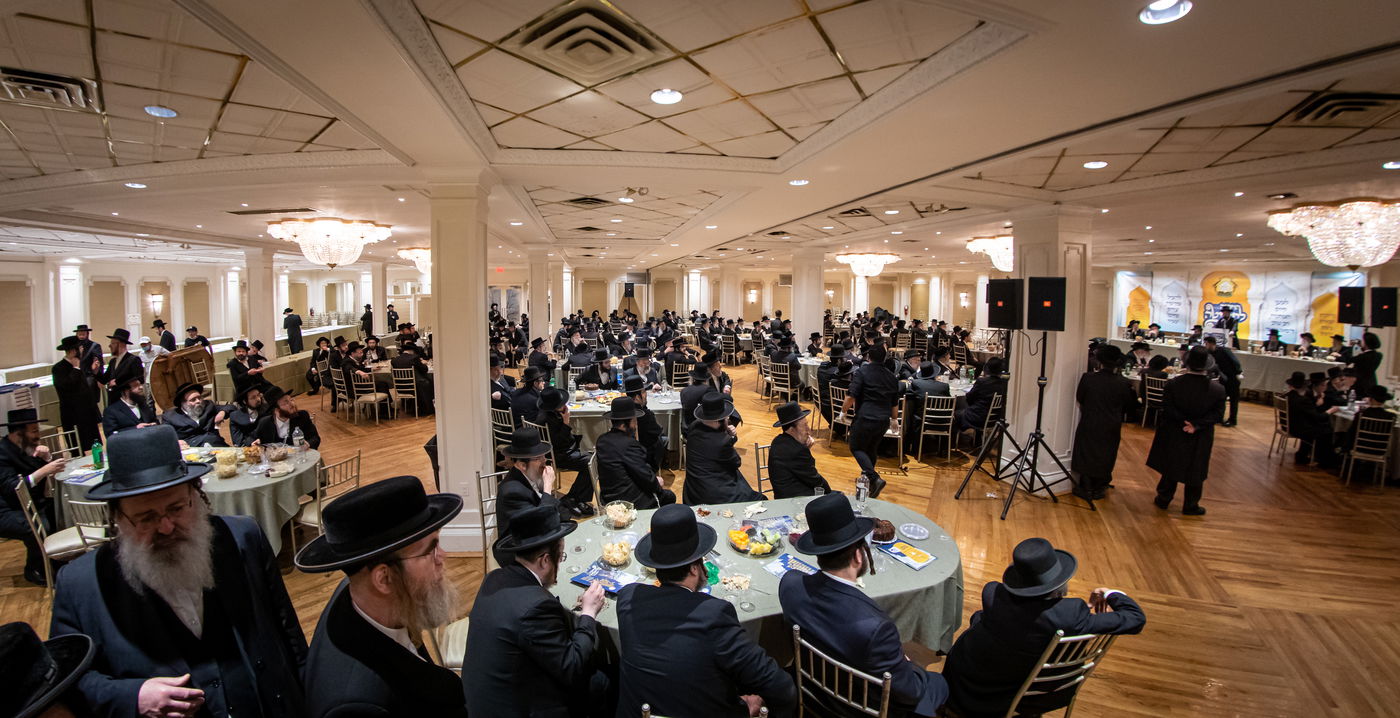 העשירים של סאטמר במגבית עבור ילדי מחנות הקיץ