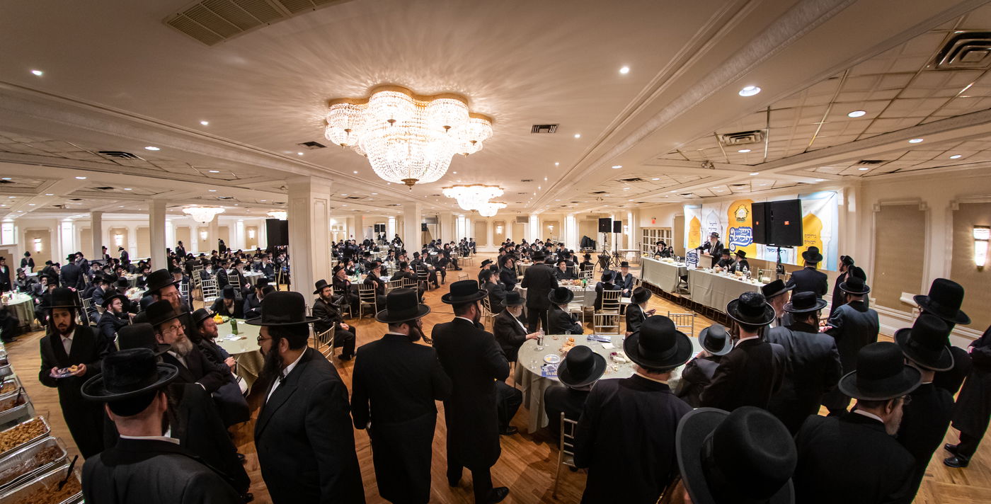 העשירים של סאטמר במגבית עבור ילדי מחנות הקיץ