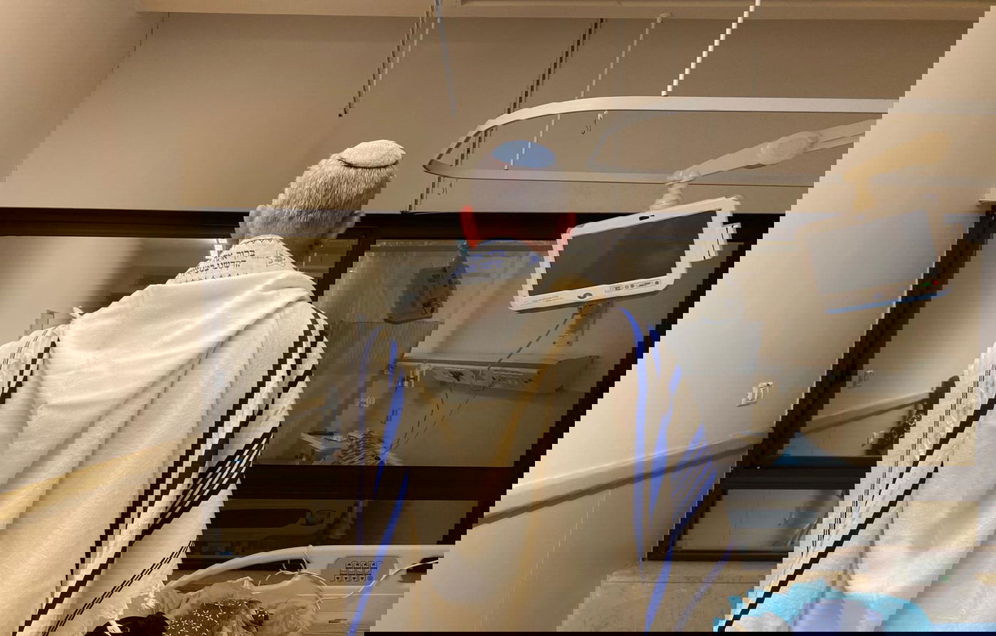 בני גנץ מתפלל, הבוקר