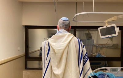 בני גנץ מתפלל, הבוקר