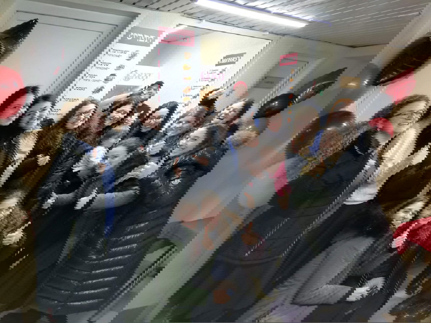 בנות אמריקאיות שהגיעו לאכול במקום, אתמול