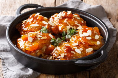 עוף עם משמשים, עשבי תיבול ורוטב משגע שאי אפשר לטעות איתו