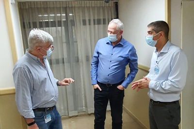 בני גנץ בבית החולים, השבוע