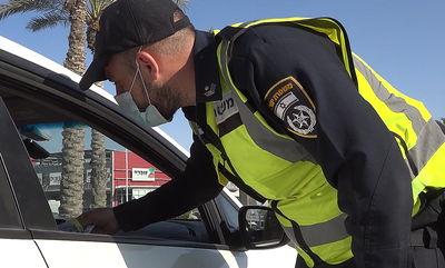כשהשוטרים חילקו ארטיקים לנהגים • תיעוד