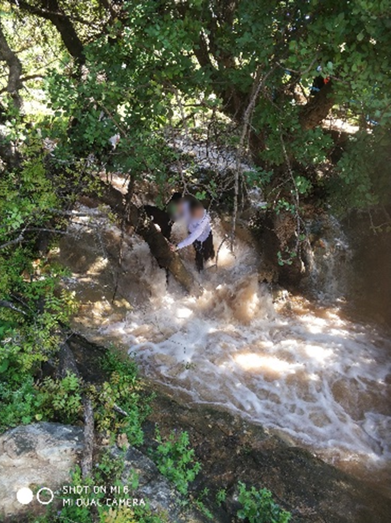 בין הזמנים; מדוע החסידים נכנסים עם בגדים לתוך המים?
