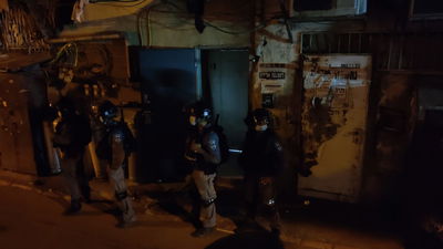 בעקבות מכשיר הקשר הגנוב: המשטרה פשטה על מאה שערים