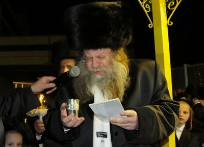 האדמו"ר מקוזמיר ערך סעודת הודיה עם המתנדבים והחסידים