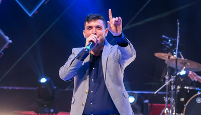 מופעי הקיץ של "קול חי" ו"קול חי מיוזיק". והערב בוידאו LIVE: קובי ברומר מארח אמנים עם תזמורת בת 25 נגנים